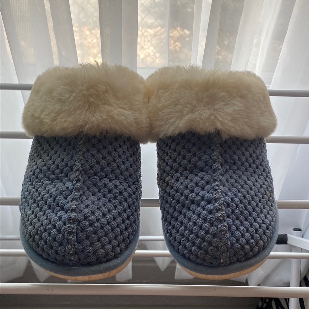 Amazon Women's Blue and Cream Slippers